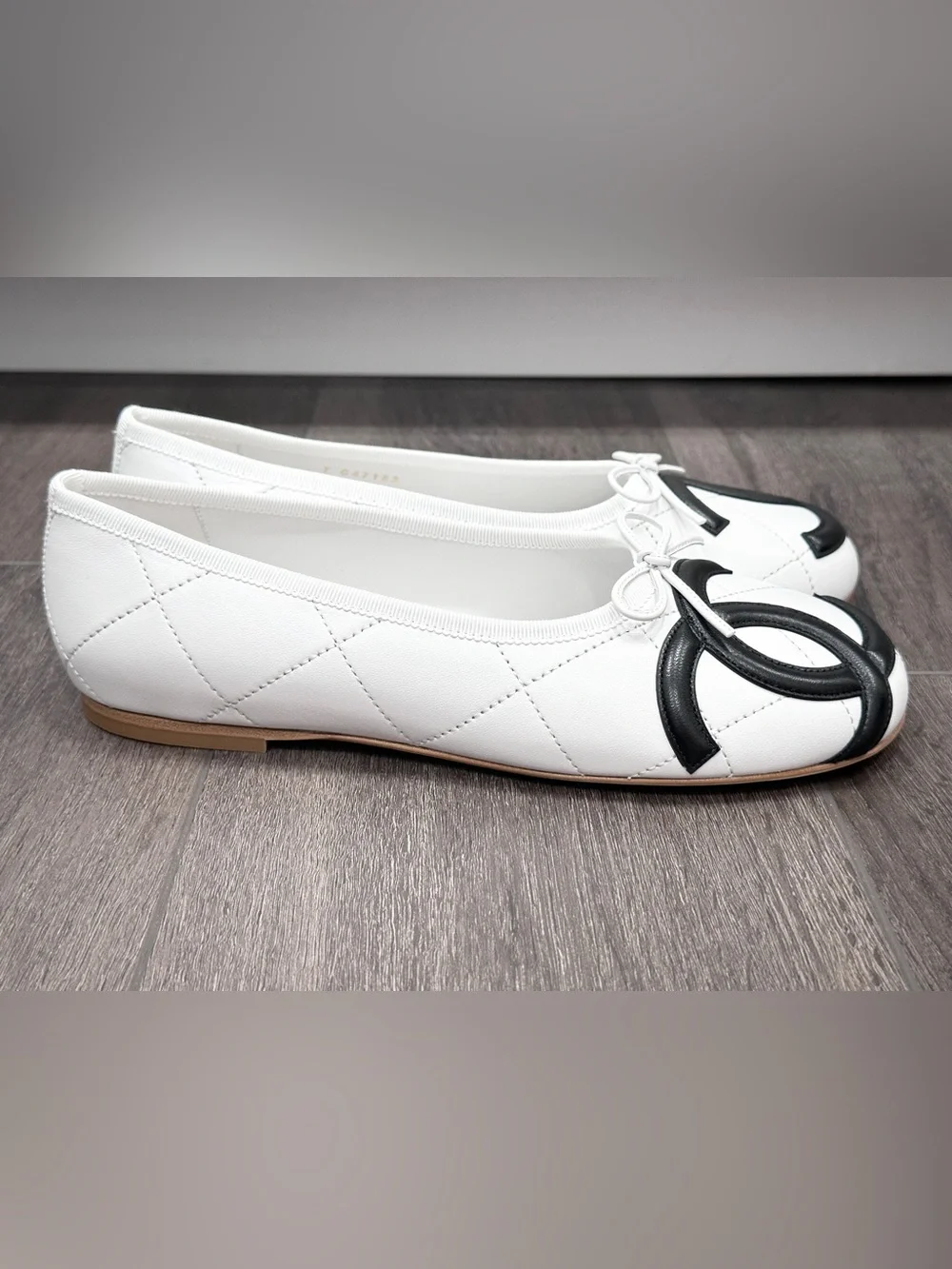 NEW CHANEL CAMBON WHITE QUILTED LEATHER FLATS WITH LARGE BLACK CC LOGO size 38.5 - Picture 4 of 16